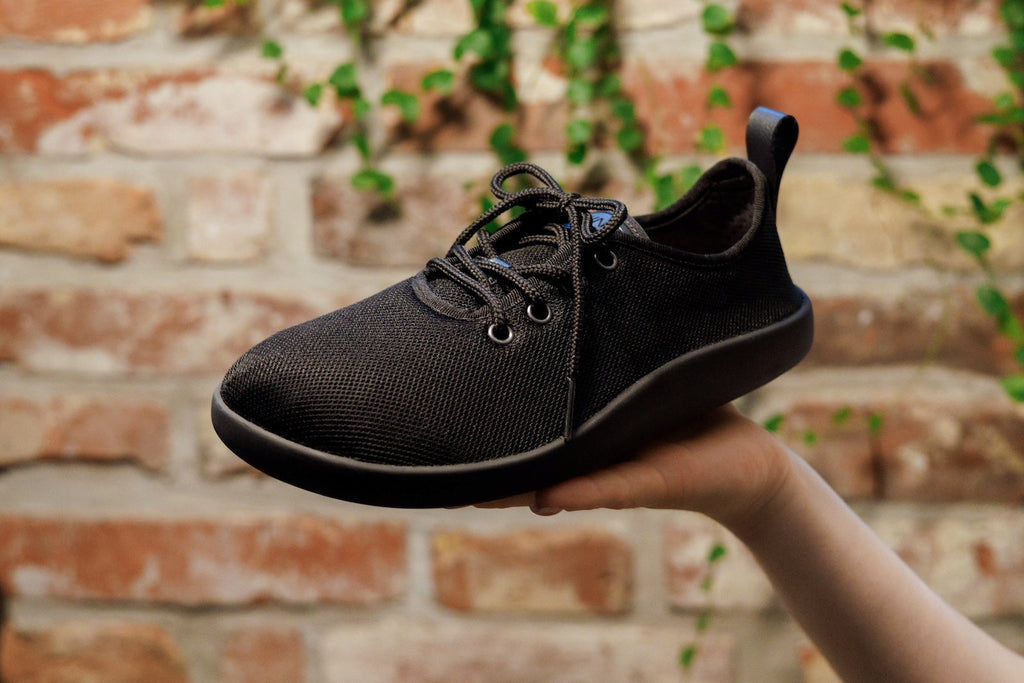 Flow Comfort black sneakers