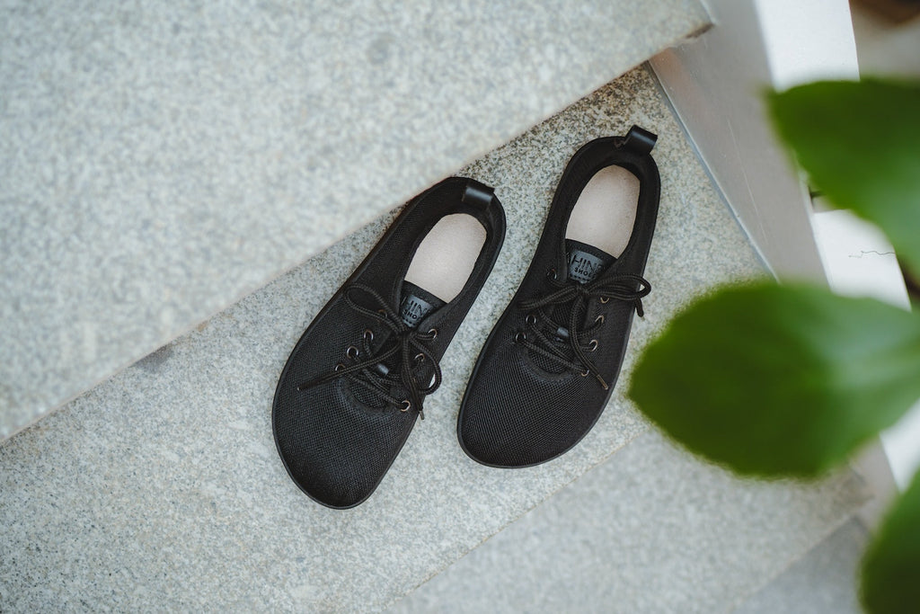 Flow black barefoot sneakers