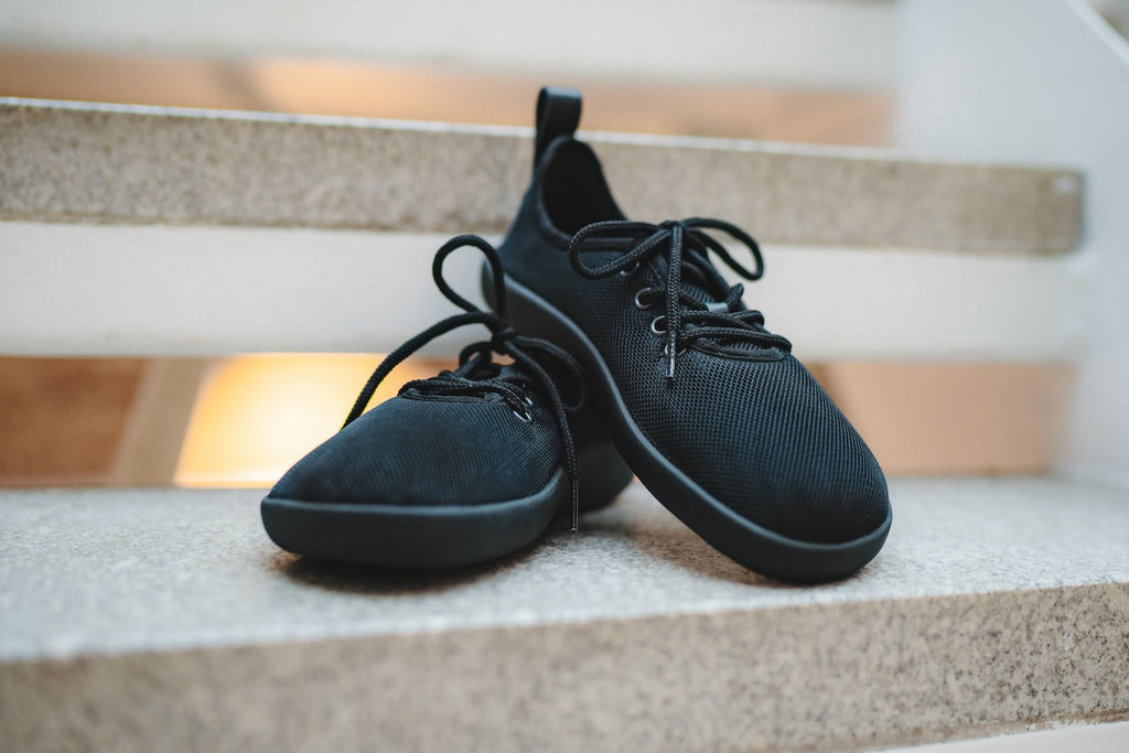 Flow Comfort black sneakers