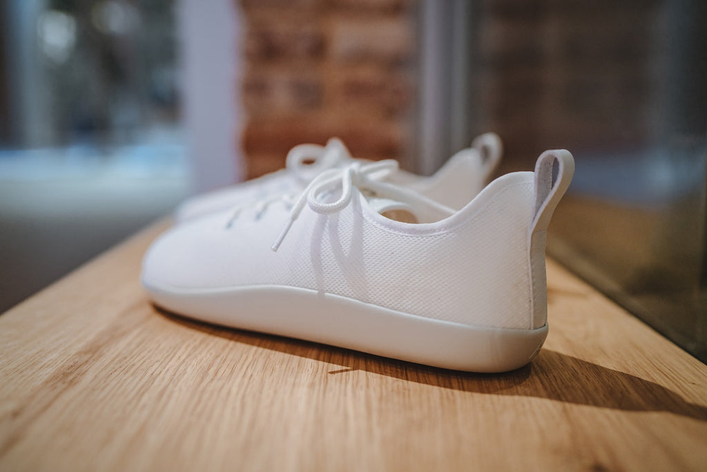 Flow Comfort white sneakers