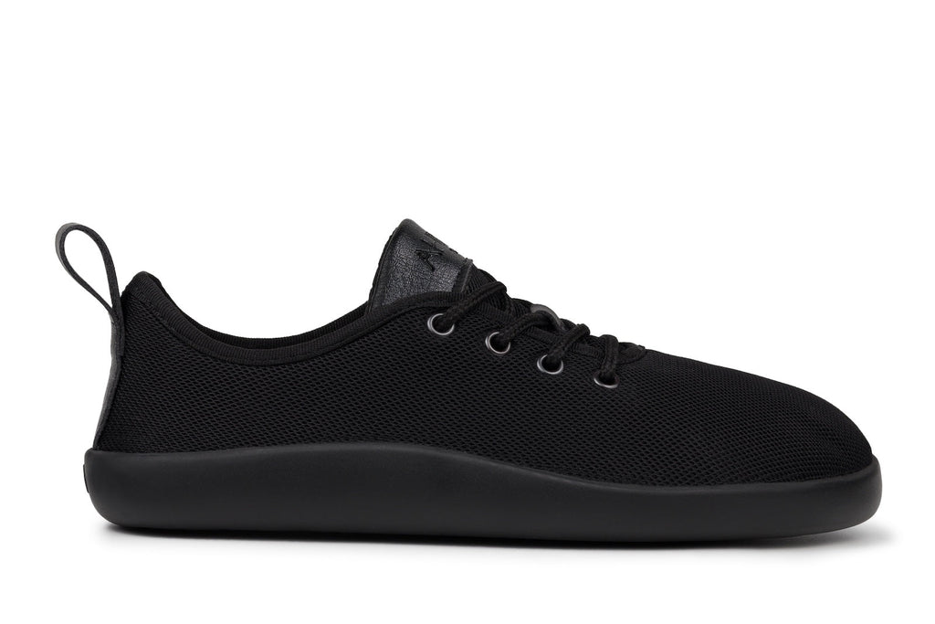 Flow Comfort black sneakers