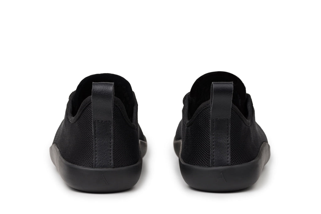 Flow Comfort black sneakers