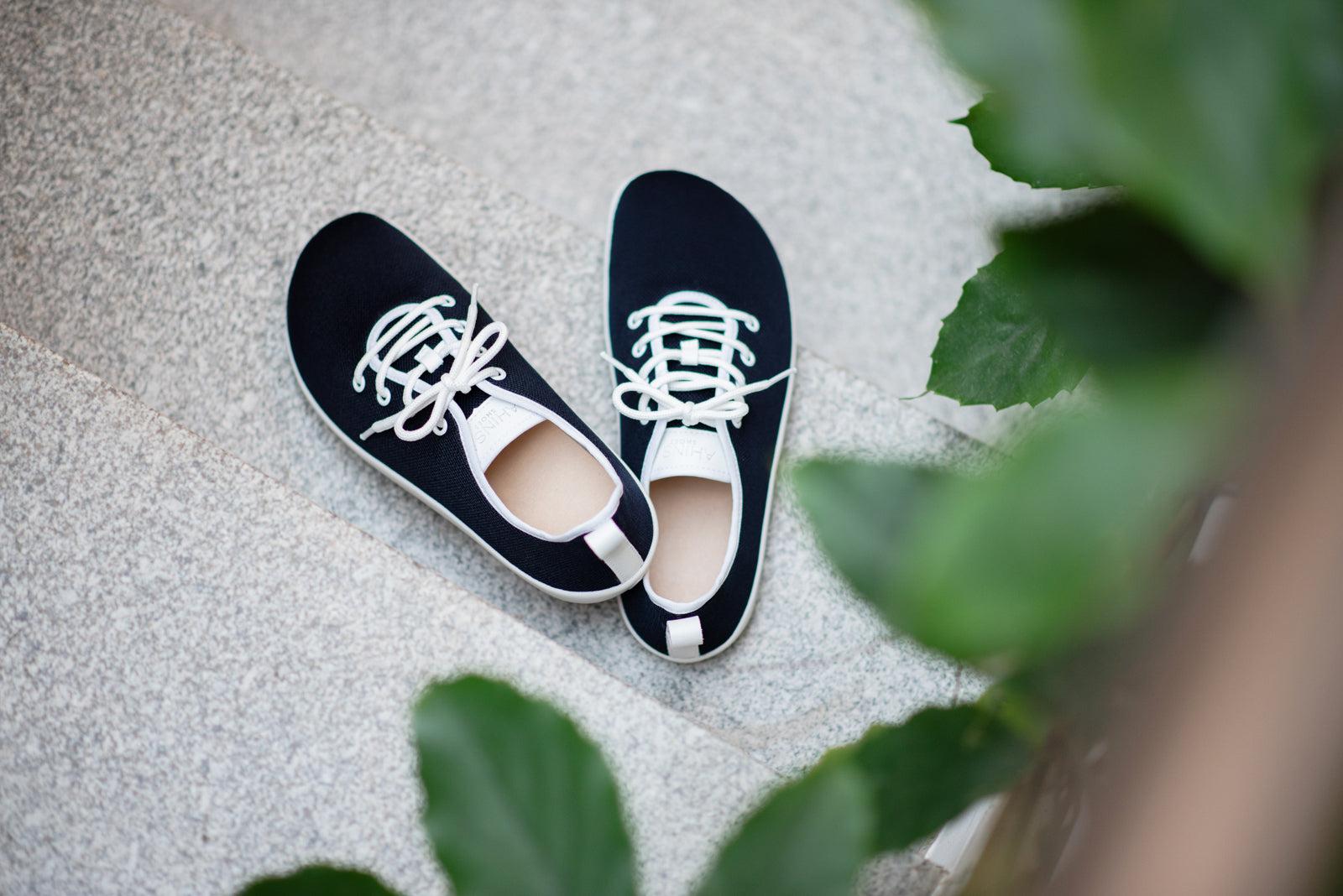 Flow Comfort navy sneakers