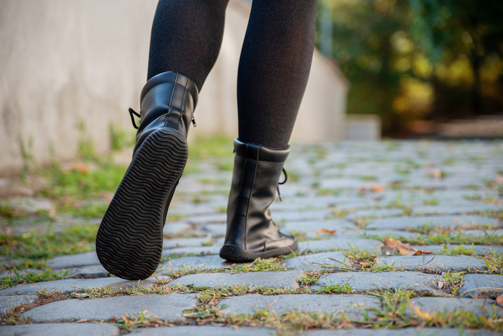 Jaya Barefoot Zip-up Boots – Black