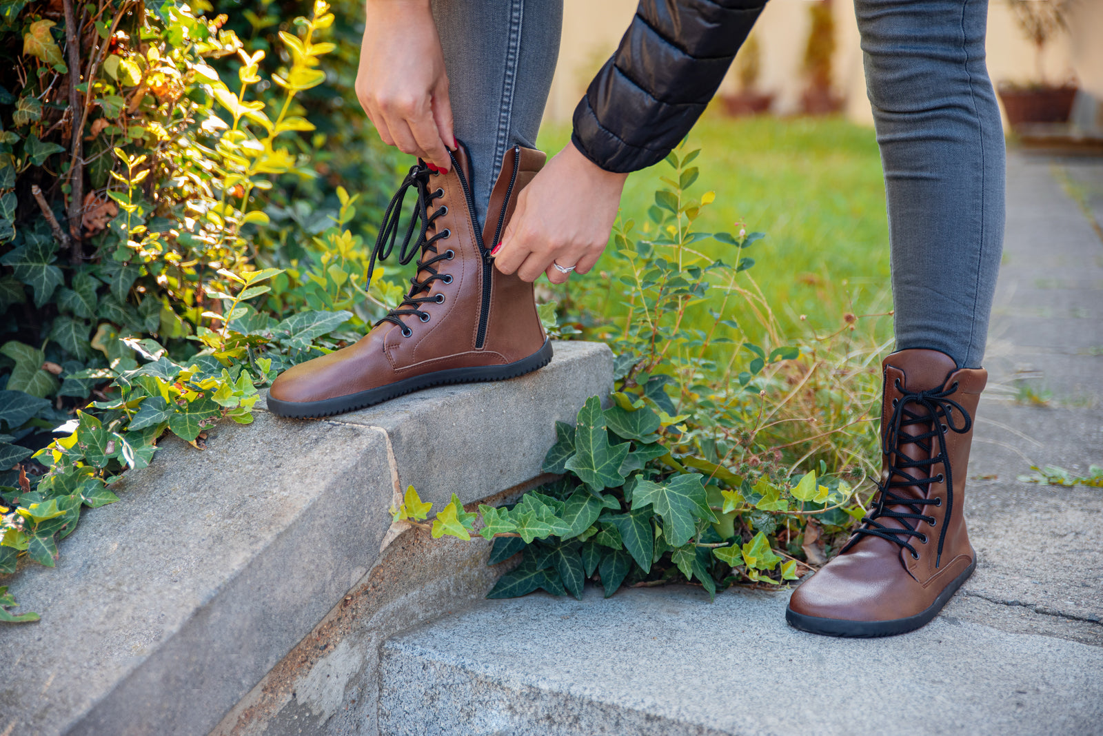Jaya Barefoot Zip-up Boots – Brown
