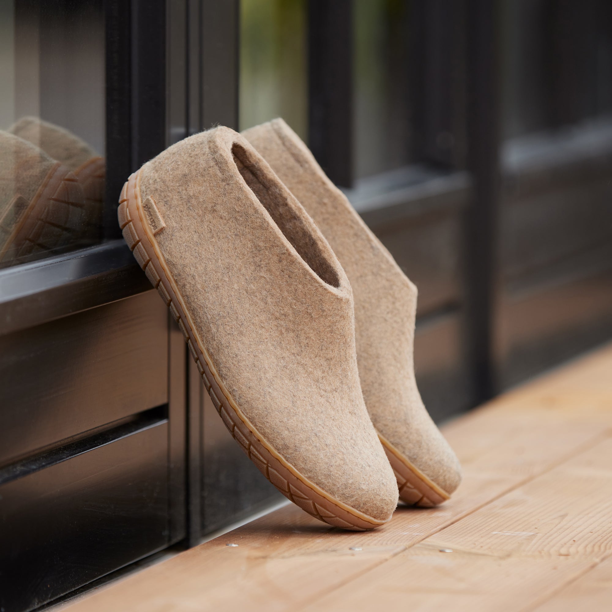 Shoe with natural rubber sole - honey - Sand