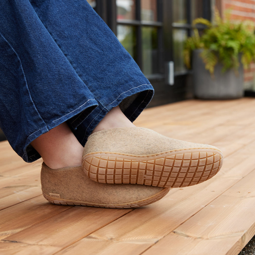 Shoe with natural rubber sole - honey - Sand